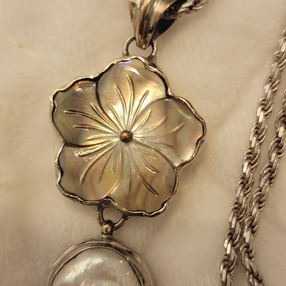 Stunning Sterling Silver Carved MOP & Pearl Flower Necklace - Picture 11 of 12